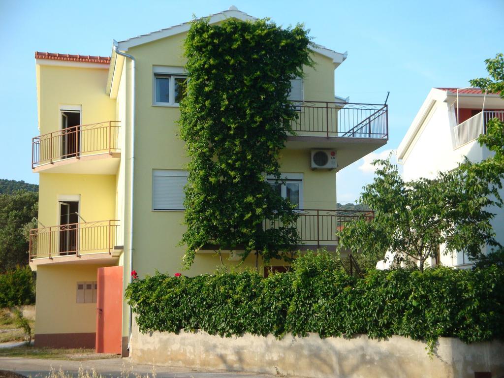 Apartments Borozan Vinisce Bagian luar foto
