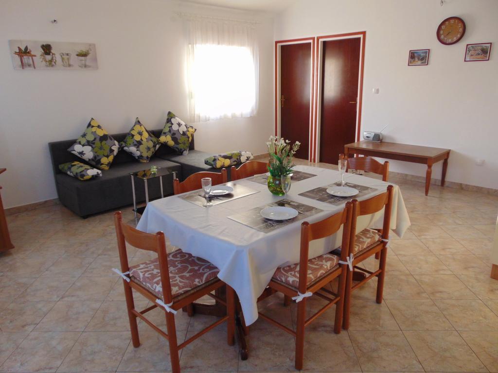Apartments Borozan Vinisce Ruang foto