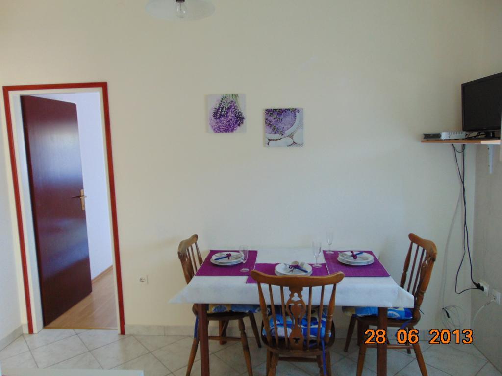 Apartments Borozan Vinisce Ruang foto