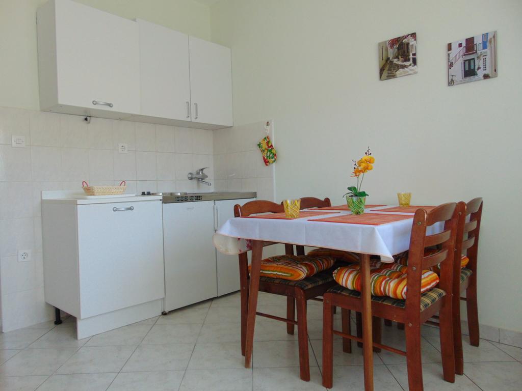 Apartments Borozan Vinisce Ruang foto