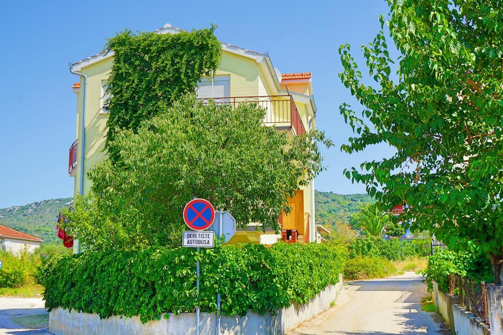 Apartments Borozan Vinisce Bagian luar foto